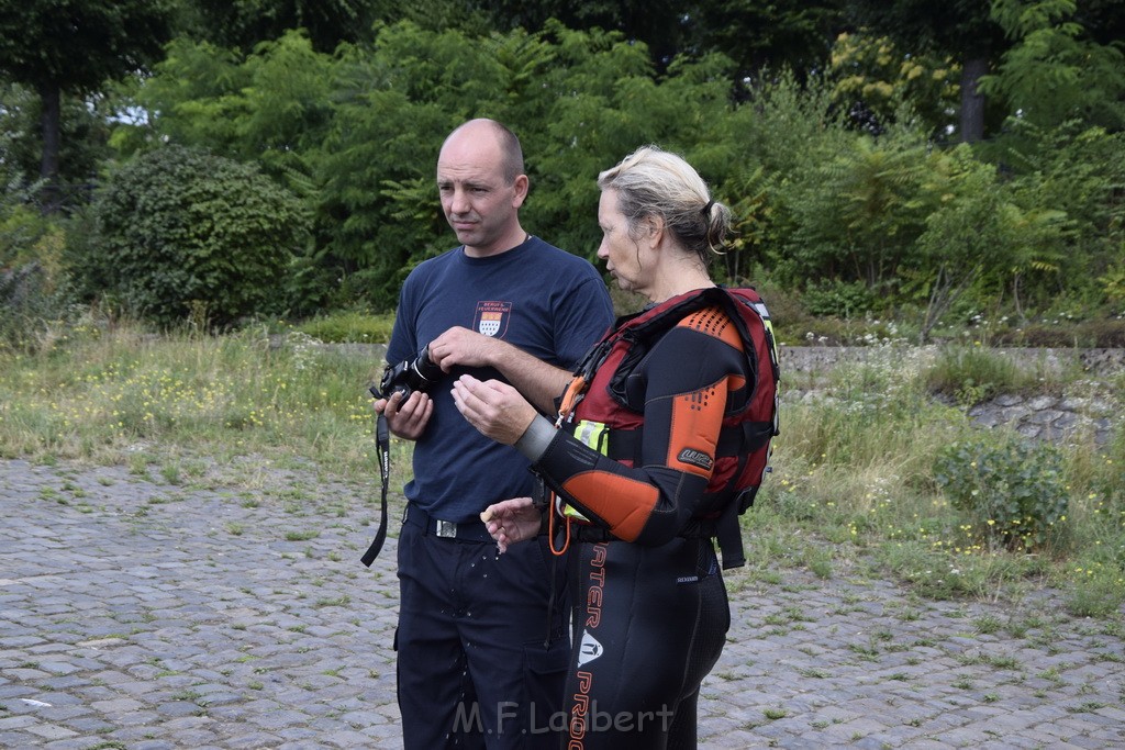 Uebung BF Taucher und Presse Koeln Zoobruecke Rhein P322.JPG - Miklos Laubert